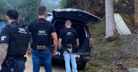 Operação contra tráfico de drogas envolvendo adolescentes perto de escolas cumpre mandados em SC