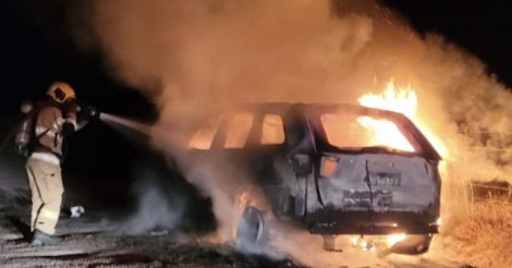 Orleans / Jeep é destruído por incêndio em estrada da região
