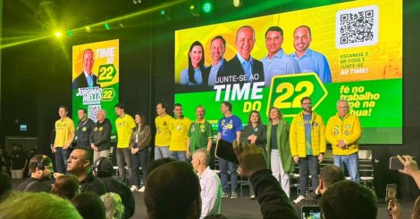 Público chega sob chuva para comício de Flávio Bolsonaro em Joinville; evento começou