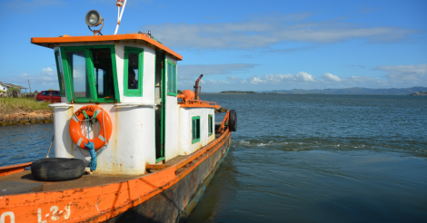 Pescadores artesanais de SC passam a receber equipamentos de geolocalização para reforçar segurança no mar