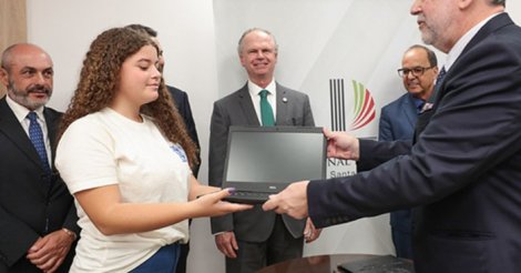 Pescaria Brava / Tribunal de Justiça entrega notebooks a alunos