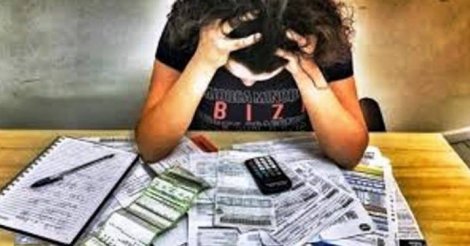 Pesquisa mostra que 4 a cada 10 brasileiros estão endividados; preocupação com dívidas afeta saúde mental