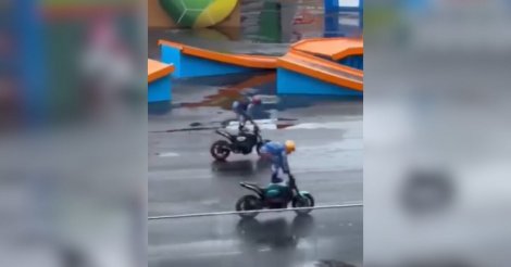 Piloto de moto morre após acidente em show com manobras radicais no Beto Carrero World