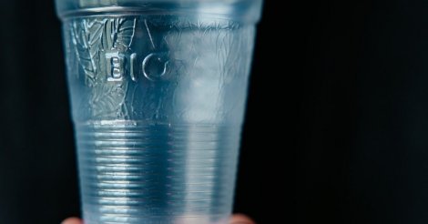 Pioneira no Brasil, indústria lança copo plástico 100% reciclável, biodegradável e que não gera microplásticos