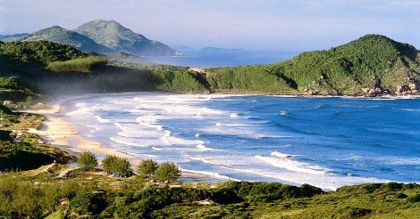 Praia do Rosa, em Imbituba, é destaque entre os destinos mais acolhedores do Brasil, segundo Ministério do Turismo