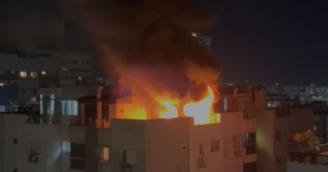 Prédio é evacuado após incêndio atingir cobertura no Sul de SC