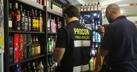 Procon de Florianópolis faz “batidão” em bares após alerta sobre bebidas adulteradas