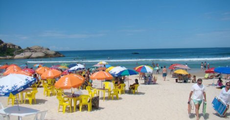 Recorde na recepção de turistas estrangeiros impulsiona contratações nos setores de hospedagem e alimentação em Santa Catarina