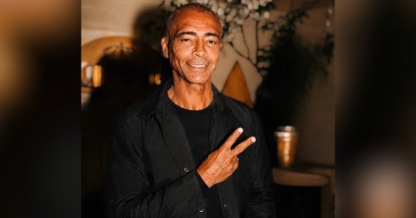 Romário curte noite na Praia do Rosa e é tietado por fãs