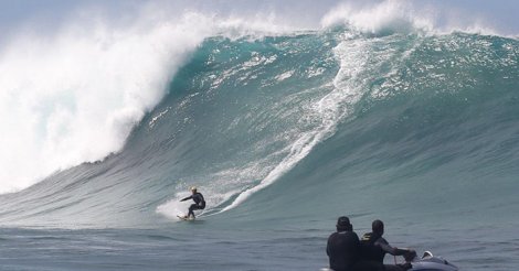 Rota do surfe de ondas grandes fortalece a região