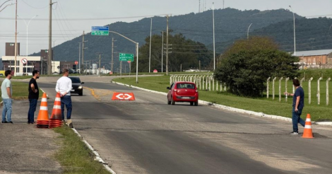 SEINF realiza vistoria no pavimento da Rua Treze de Setembro e solicita correções