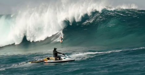 Surfista bate recorde com maior onda já surfada por uma mulher no Brasil em Jaguaruna