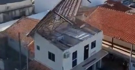 Temporais em SC arrancam telhados, arrastam piscina e granizo destrói lavouras