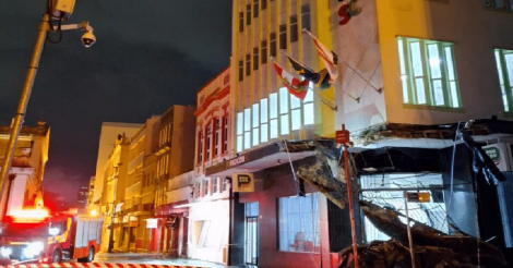 Temporal em Florianópolis provoca queda de marquise do Procon no Centro
