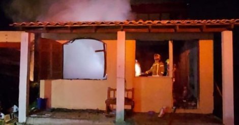 Tentativa de feminicídio a facadas termina em incêndio e destruição da residência do casal; homem foi preso