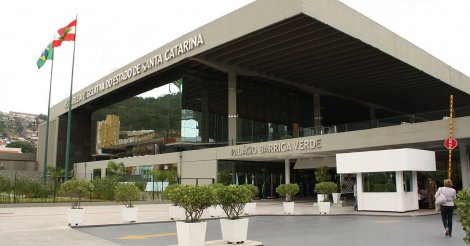 Tipo sanguíneo em uniformes escolares e IA como matéria: o que está em pauta na CCJ da Alesc