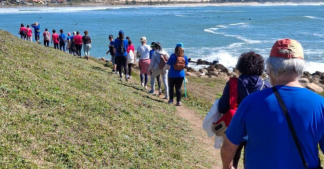 Trilha na Praia dos Amores encanta alunos do Comunidade Ativa com natureza e baleias