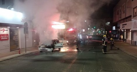 Tubarão / Carro pega fogo e casal consegue escapar antes que chamas se espalhem