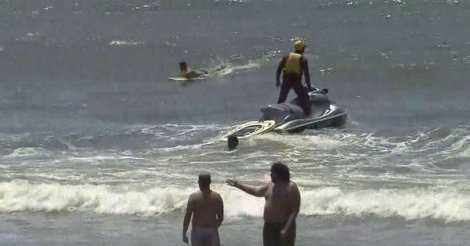 Turista desaparece após entrar no mar com outros 5 jovens em SC; buscas seguem