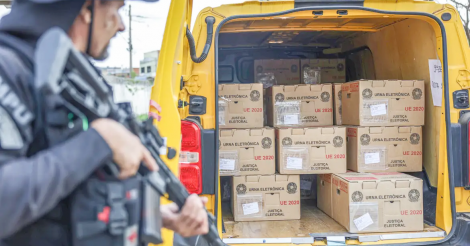 Urnas eletrônicas chegam aos locais de votação neste sábado para eleição de domingo