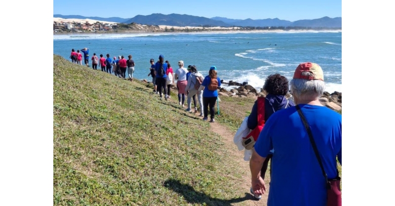 Trilha na Praia dos Amores encanta alunos do Comunidade Ativa com natureza e baleias