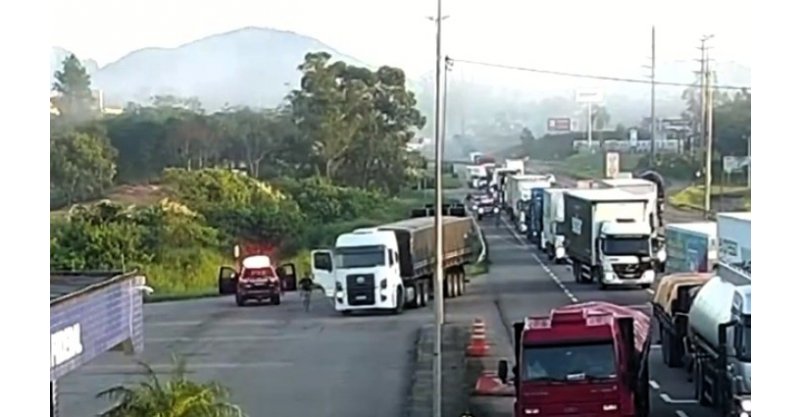 Tubarão / Após perseguição/caminhoneiro pula/carreta em movimento e policiais impedem choque/veículo no posto da PRF