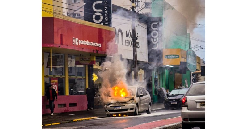 Tubarão / Carro pega fogo em avenida no Centro de TB