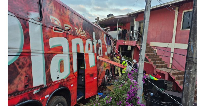 Uma pessoa morre e sete ficam feridas após carro bater de frente com ônibus de banda do SC que voltava de show no PR