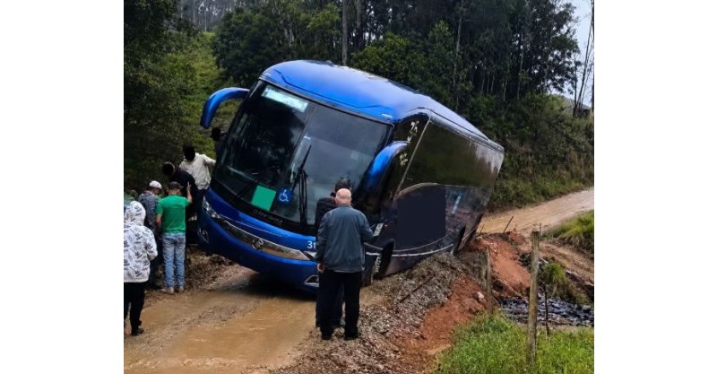 Veículo seguia para a Fluss Haus quando derrapou em trecho de terra molhada