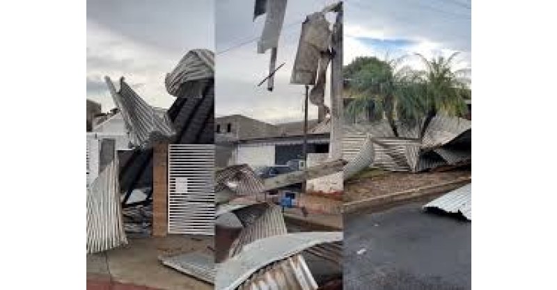 Vendaval de 2 minutos destelha casas e deixa rastro de destruição em SC